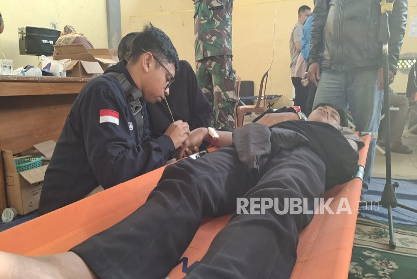 Seorang Siswa Korban Keracunan Massal Usai Mengkonsumsi Menu MBG Baru Menjalani Perawatan di Gor Kecamatan Cipongkor, Kabupaten Bandung Barat, Selasa (23/9/2025).