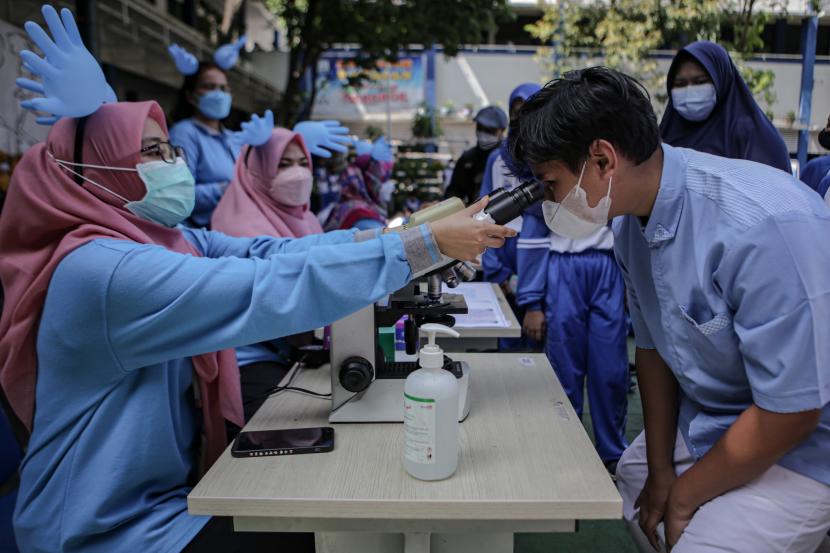 Seorang siswa melihat bakteri Tuberkulosis (TBC) menggunakan mikroskop. Kasus TBC anak di Kota Bogor naik 300 persen dan kini mencapai ribuan orang.