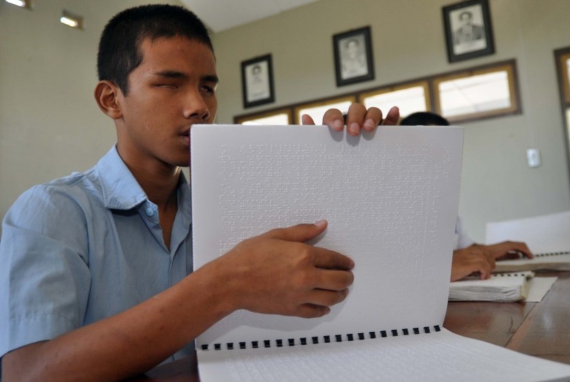 Seorang siswa membaca Alquran Braille di Balai Rehabilitasi Sosial (BRS) Penganthi, Temanggung, Jateng, Senin (22/6). 
