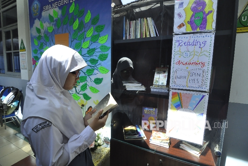 Seorang siswa membaca buku saat acara Coaching Clinic Literasi dengan tema 