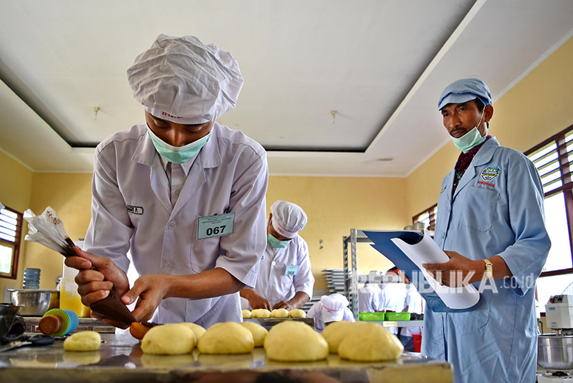 Seorang siswa membuat roti saat ujian kompetensi keahlian pengolahan hasil pertanian di SMK Negeri 1 Bawen, Kabupaten Semarang, Jawa Tengah, Rabu (18/4). 