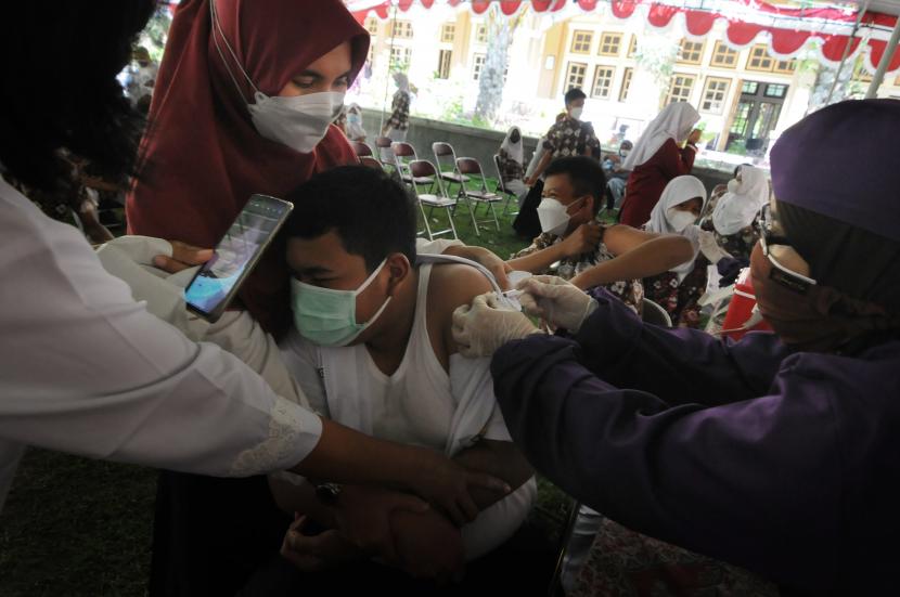 Seorang siswa memeluk gurunya saat mengikuti vaksinasi COVID-19 di SMP Negeri 2 Klaten, Jawa Tengah, Rabu (29/9/2021). Sebanyak 2400 siswa menjadi target vaksinasi COVID-19 sebagai langkah percepatan vaksinasi bagi siswa tingkat sekolah menengah pertama agar dapat mengantisipasi terjadinya klaster COVID-19 dilingkungan sekolah.