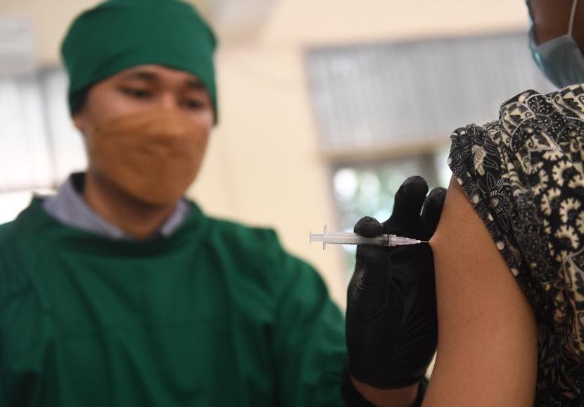 Kantor Wali Kota Jakarta Selatan membuka layanan vaksinasi dengan fokus ke 12-17 tahun.