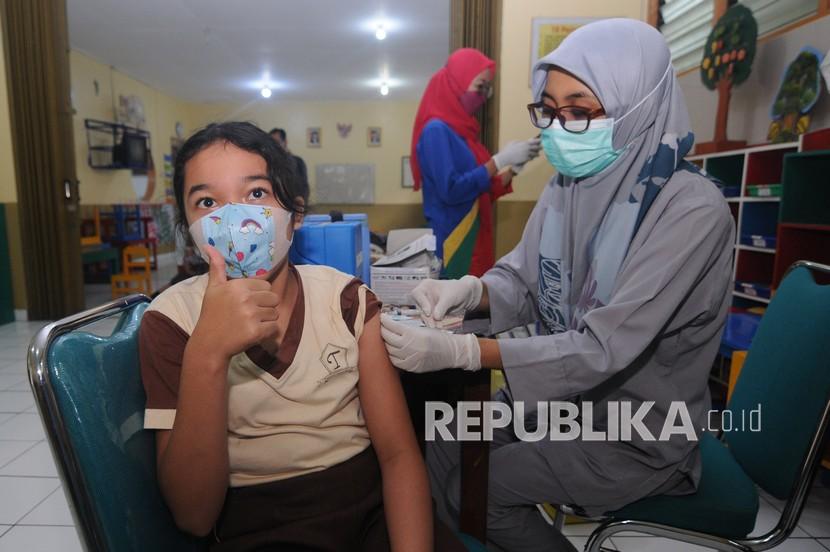 Seorang siswa menerima vaksinasi Covid-19 di TK Santo Fansiskus, Boyolali, Jawa Tengah. Tenaga kesehatan di Boyolali yang terpapar Covid-19 jumlahnya meningkat.