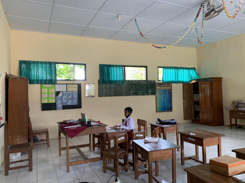 Seorang siswa mengikuti Kegiatan Belajar Mengajar (KBM) hari pertama di SDN Cangkringan 1, Senin (11/7/2022).