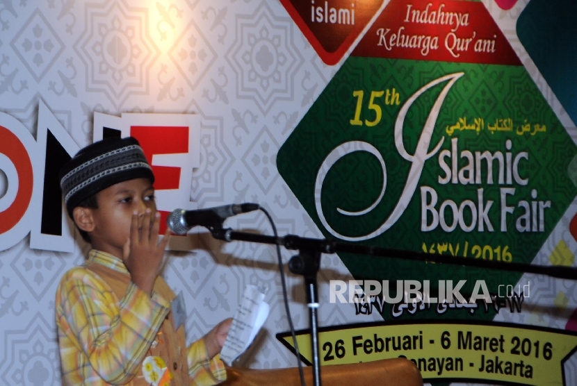 Seorang siswa mengikuti lomba baca puisi di arena kidzone IBF di Jakarta, Rabu (2/3). 