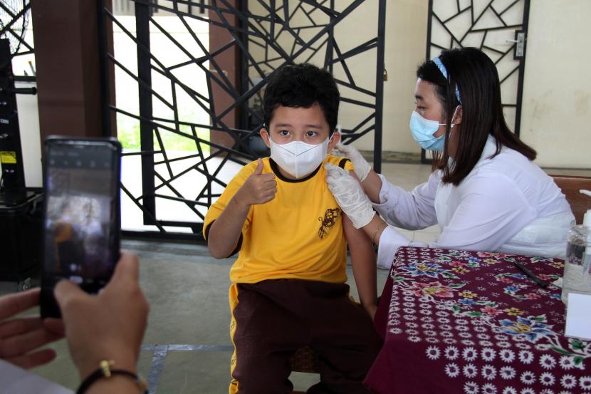 Seorang siswa menjalani vaksinasi Covid-19 saat giat Lantas Serbu Vaksin Merdeka Anak Kalbar (Laserin) di Sekolah Dasar Gembala Baik, Pontianak, Kalimantan Barat, Senin (24/1/2022). Komnas KIPI menyebut efek serius pascavaksinasi usia anak 6-11 tahun lebih rendah dari orang dewasa. 