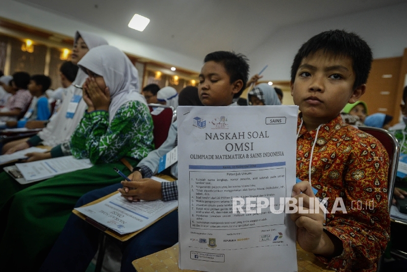  Seorang siswa menunjukan lembar soal sebelum mengikuti Olimpiade Matematika dan Sains se-Indonesia (OMSI) 2016 yang diadakan Kantor Walikota Tangerang, Banten, Kamis (10/11). 