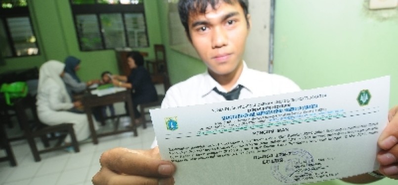 Seorang siswa menunjukkan hasil pengumuman kelulusan Ujian Nasional (UN) tingkat SMA/SMK/SMALB di SMK 10 Jakarta, Senin (16/5).