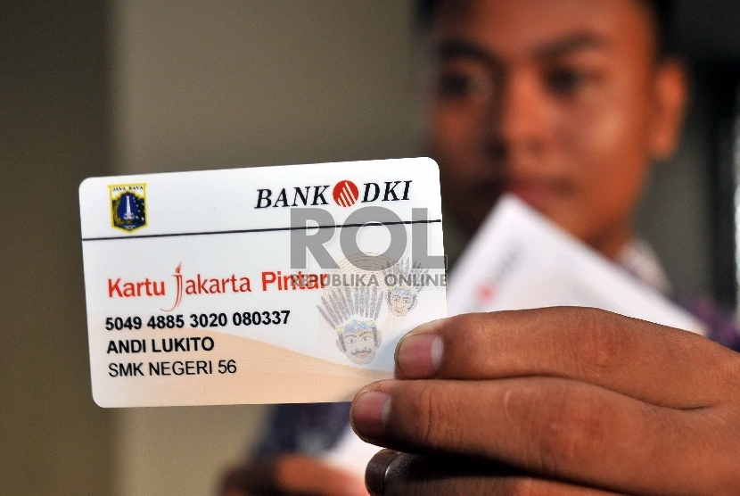 Seorang siswa menunjukkan Kartu Jakarta PIntar (KJP) miliknya. Pemerintah Kota Jakarta Timur (Pemkot Jaktim) menyampaikan tidak pernah mempertimbangkan mencabut Kartu Jakarta Pintar (KJP) bagi pelajar yang ikut berdemonstrasi di Gedung DPR pada Senin (11/4/2022). 