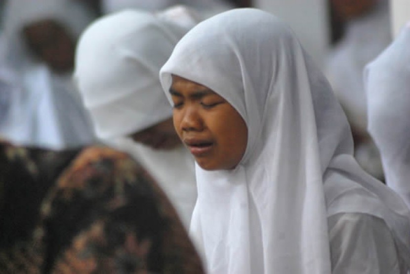 Seorang siswa peserta pesantren Ramadhan menangis saat malam Muhasabah di Masjid Mukhlisun Bunga Tanjung, Lubuk Buaya, Padang, Sumbar, (Ilustrasi)