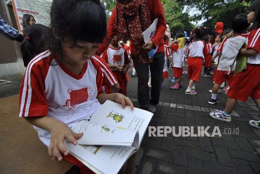  Seorang siswa SD Gagas Ceria membacan buku saat acara Kaiaan Maca Gagas Ceria di Jalan Malabar, Kota Bandung, Jumat (3/3). 
