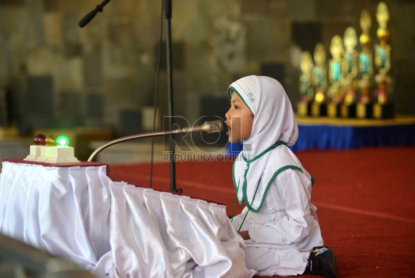  Seorang siswa Sekolah Dasar (SD) mengikuti lomba hafalan Alquran surat pendek tingkat SD/Diniyah dalam lomba kemampuan keagamaan dan seni di Masjid Istiqlal, Jakarta, Kamis (9/1).    (Republika/Agung Supriyanto)