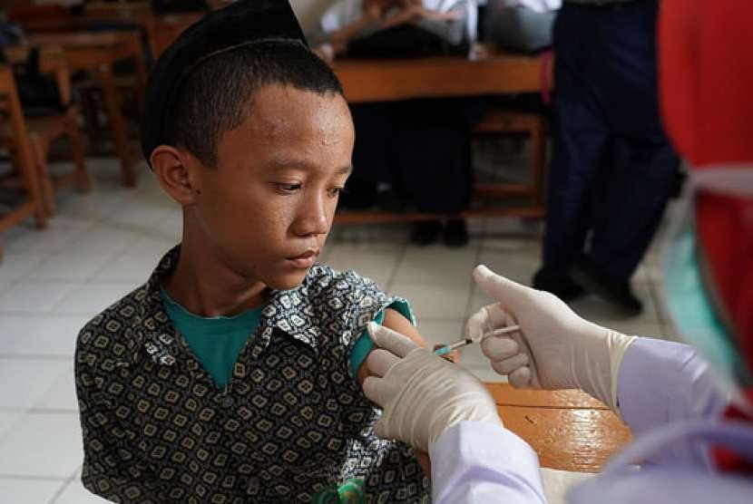Seorang siswa yang mendapatkan imunisasi campak dan rubella (ilustrasi)