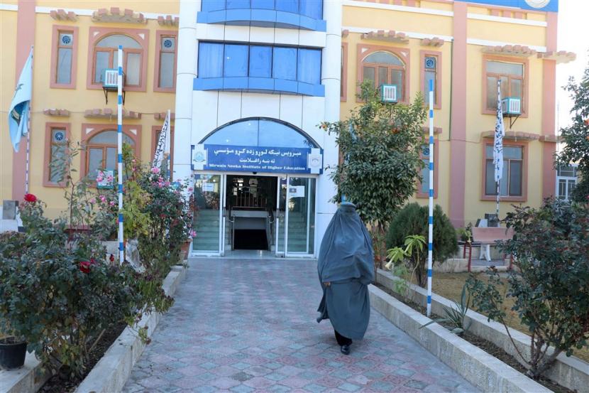  Seorang siswi Afganistan meninggalkan Institut Pendidikan Tinggi Mirwais Neeka di Kandahar, Afganistan, (ilustrasi).  Iran berencana untuk menerima lebih banyak mahasiswa perempuan dari Afghanistan. 