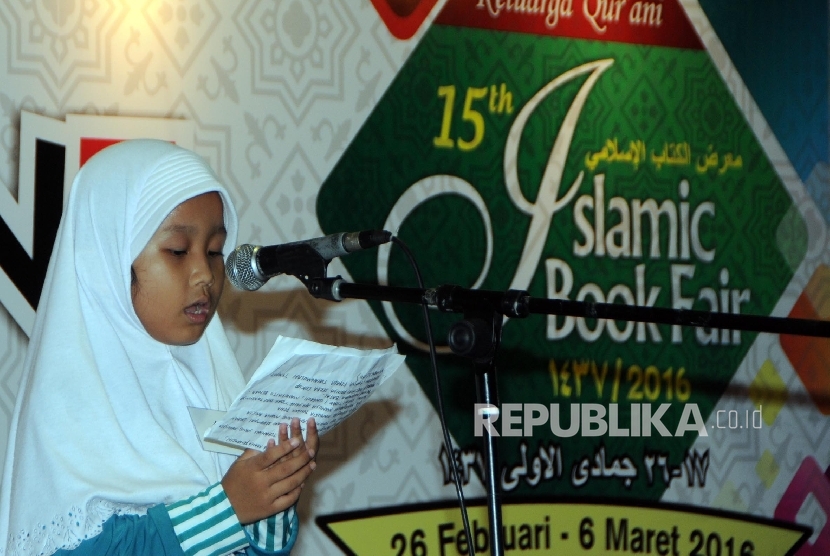 Seorang siswi mengikuti lomba baca puisi di arena kidzone IBF di Jakarta, Rabu (2/3).