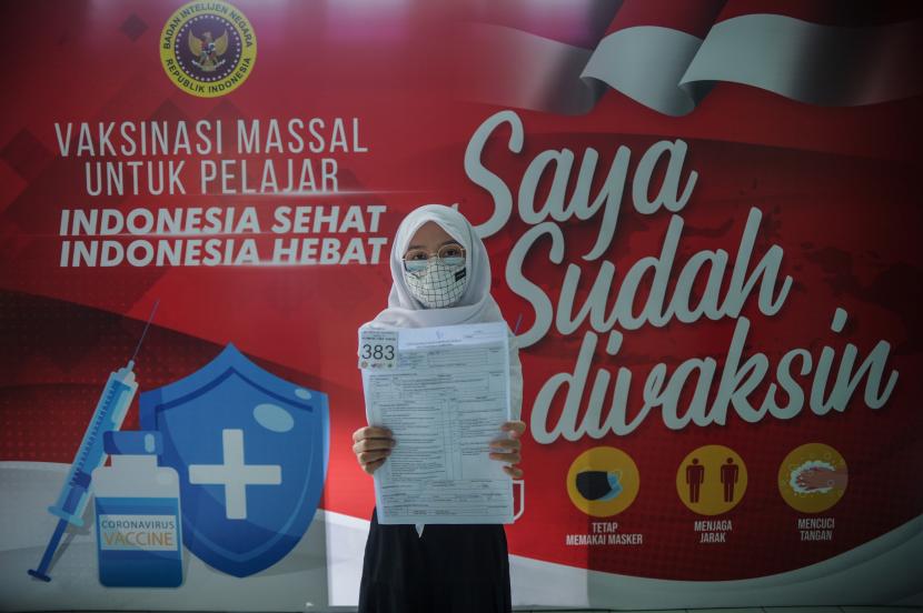 Seorang siswi menunjukan formulir usai mendapatkan vaksin COVID-19 di SMPN 2 Bandung, Jawa Barat, Rabu (14/7/2021). Sebanyak 2.000 siswa SMP dan SMA di Kota Bandung mendapatkan vaksinasi COVID-19 dosis guna percepatan program vaksinasi nasional untuk membangunan Herd Immunity di masyarakat.