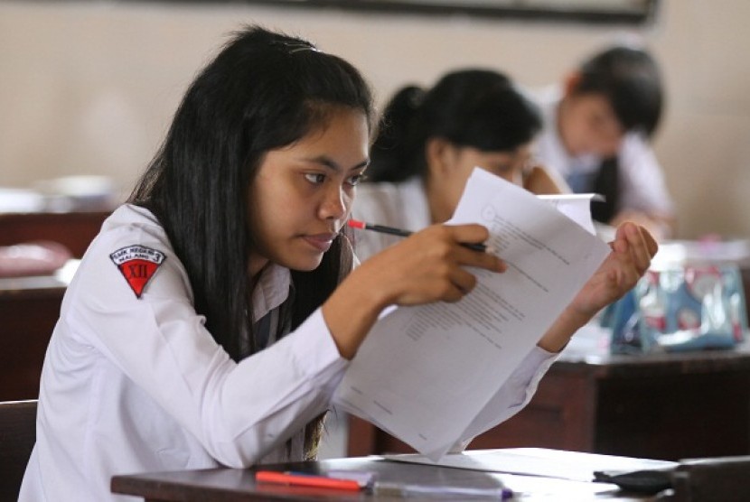 Seorang siswi sedang mengerjakan Ujian Nasional 2012.