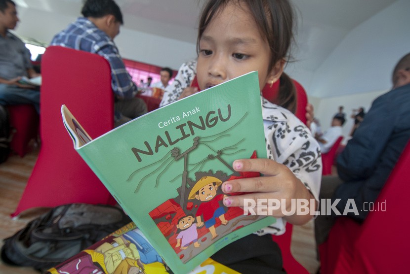 Seorang siswi Sekolah Dasar membaca buku komik tentang kebencanaan pada peluncurannya di Palu, Sulawesi Tengah, Selasa (19/6/2019). 