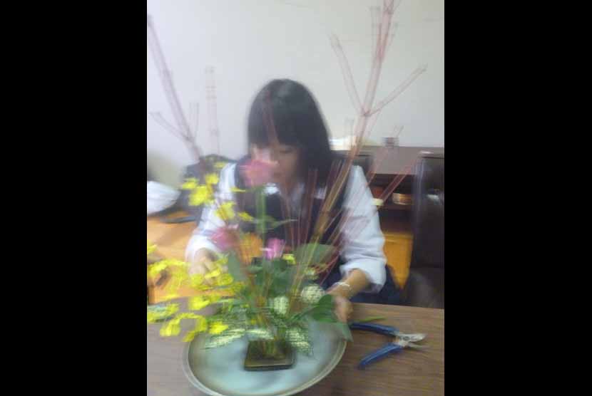 Seorang siswi SMU Semboku, Sakai, Jepang, belajar teknik merangkai bunga yang dikenal dengan nama Kado.
