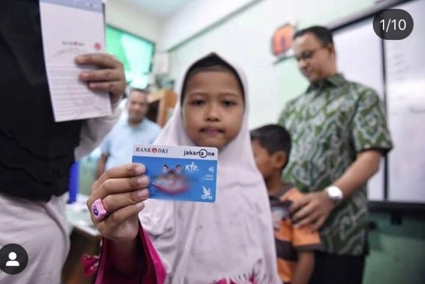 Seorang siswi tengah menunjukkan Kartu Jakarta Pintar (KJP) Plus. Penerima KJP yang menggadaikan kartunya terancam dicoret dari daftar penerima KJP. Ilustrasi.