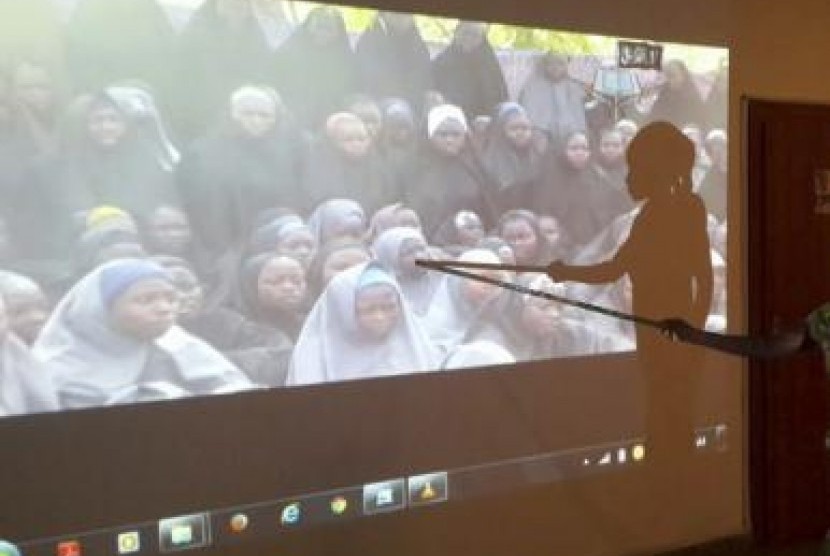 Seorang siswi yang berhasil lolos dari penyergapan milisi Boko Haram mengidentifikasi teman sekolahnya dalam sebuah video yang diputar di kantor pemerintah di Maiduguri, Borno, Kamis (15/5).