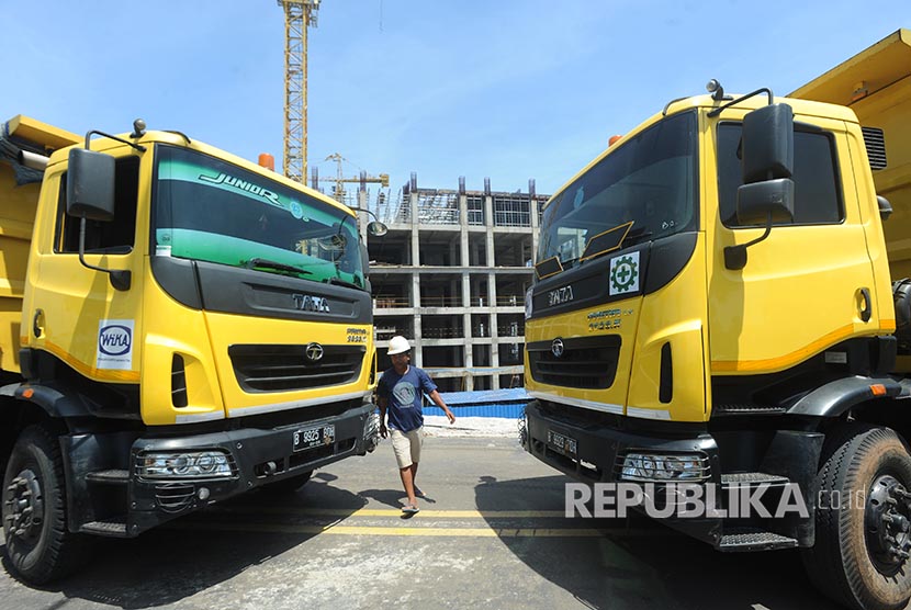 Seorang sopir bersiap mengendarai dump truck di sebuah kawasan pembangunan proyek properti di Cikarang, Jawa Barat, Rabu (19/12). Mengutip data Gaikindo, penjualan kendaraan niaga jenis truk dengan gross vehicle weight (GVW) diatas 24 ton tumbuh 67,63 persen, kemudia truk dengan GVW 10-24 ton tumbuh 38,41 persen dibanding tahun 2017.