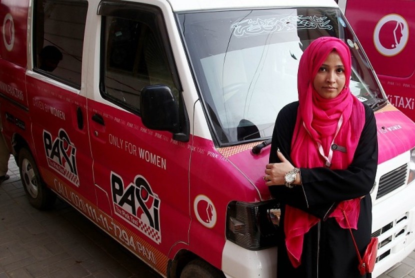 Seorang sopir Paxi, taksi khusus perempuan di Karachi, Pakistan, berpose bersama mobilnya.