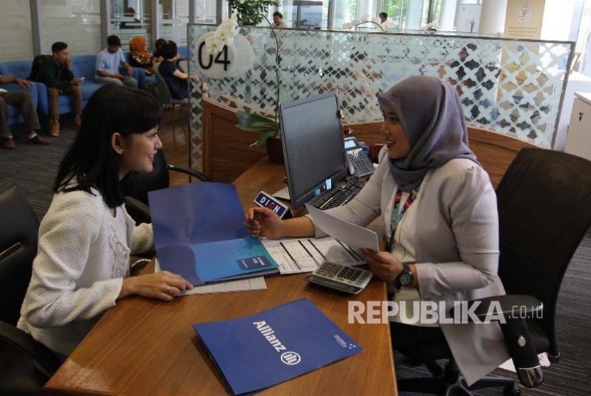 Seorang staf Allianz life Indonesia menjelaskan produk asuransi  di Kantor Pusat Allianz Indonesia di Jakarta. Dana kelolaan Allianz di 2019 tumbuh 14 persen yaitu dari Rp 35 triliun jadi Rp 40,18 triliun 