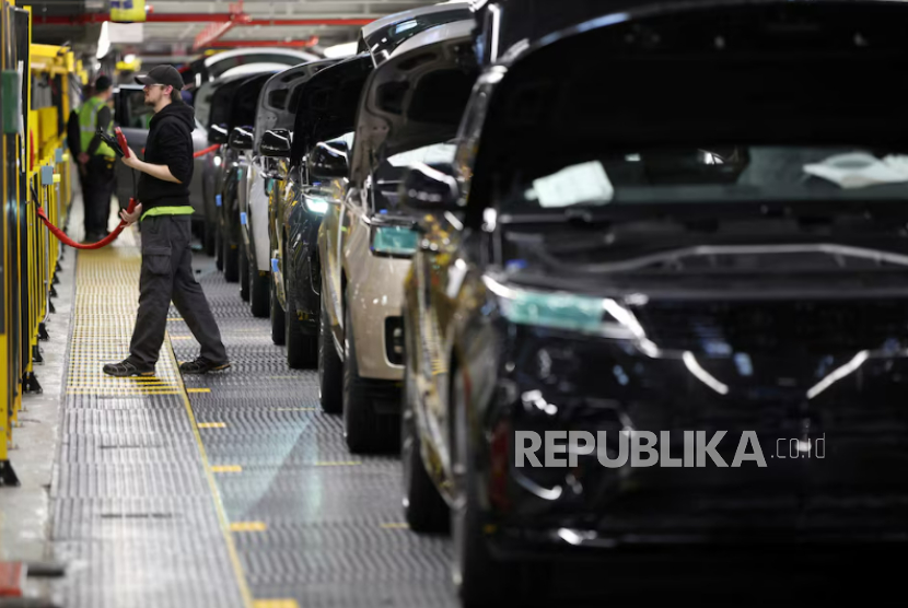 Seorang staf bekerja di jalur produksi di pabrik Jaguar Land Rover di Solihull, Inggris, 15 Desember 2022.