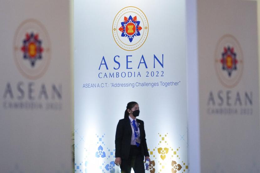 Seorang staf keamanan berjalan di depan logo ASEAN di sebuah hotel tempat Pertemuan Menteri Luar Negeri ASEAN ke-55 (AMM ke-55) berlangsung di Phnom Penh, Kamboja, Selasa, 2 Agustus 2022. Para menteri luar negeri Asia Tenggara berkumpul di gedung Ibukota Kamboja untuk pertemuan-pertemuan yang membahas kekerasan yang terus berlanjut di Myanmar dan isu-isu lainnya, bergabung dengan para diplomat tinggi dari Amerika Serikat, China, Rusia dan kekuatan dunia lainnya di tengah ketegangan atas invasi ke Ukraina dan kekhawatiran atas ambisi Beijing yang berkembang di kawasan itu.