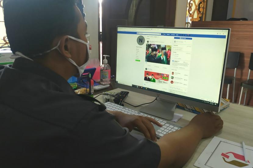 Seorang staf Tim Patroli Medsos Traffic Bawaslu melaksanakan monitoring dan pengawasan (patroli) media sosial. Pengamat meminta UU Pemilu juga mengatur kampanye politik di media sosial.