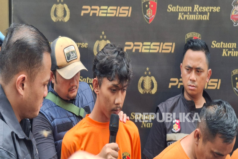 Seorang Suami Asal Cipatat, Kabupaten Bandung Barat Ditangkap Polisi karena Mencuri di Sekolah. Pelaku Berdalih Aksi Kejahatannta Dilakukan untuk Memenuhi Biaya Persalinan Istrinya.