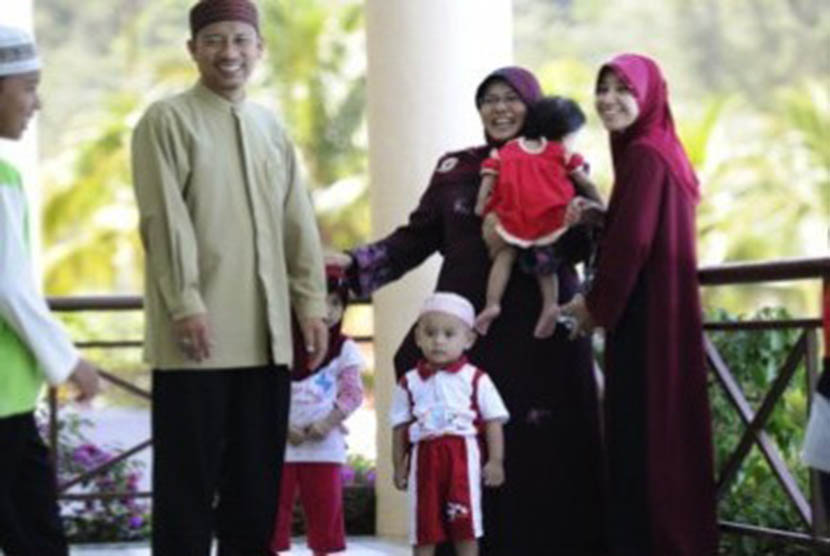 Seorang suami, warga Malaysia, bersama dua istrinya yang juga anggota Klub Istri Patuh