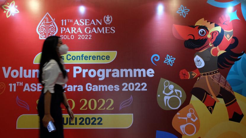 Seorang sukarelawan melintas di depan maskot ASEAN Para Games 2022 saat mengikuti pembekalan di Solo, Jawa Tengah, Kamis (21/7/2022). Pembekalan diikuti 1.300 sukarelawan untuk mendukung pelaksanaan ASEAN Para Games XI 2022 di Solo, Jawa Tengah, pada 30 Juli - 6 Agustus 2022. 