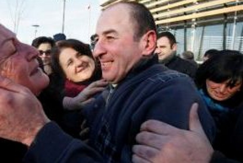 Seorang tahanan politik di Georgia disambut keluarganya setelah dibebaskan pemerintah Georgia.