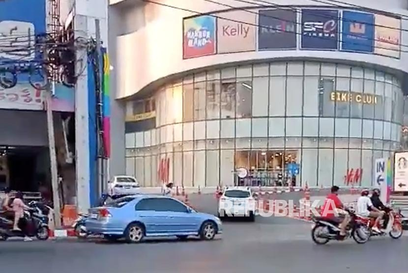 Seorang tampak melarikan diri dari pusat perbelanjaan saat seorang tentara Thailand mengamuk dan melakukan penembakan di Kota Nakhon Ratchasima, Thailand, Sabtu (8/2).