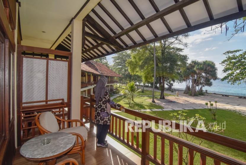 Seorang tamu berada di teras kamar Hotel Kila Senggigi Beach di kawasan wisata Senggigi, Lombok Barat, NTB, Selasa (28/9/2021). Menurut data Senggigi Hotel Association (SHA) tingkat pesanan kamar hotel di kawasan Senggigi Lombok Barat mulai meningkat menjelang pelaksanaan World Superbike (WSBK) yang akan digelar di Sirkuit Mandalika pada bulan November mendatang yang saat ini okupansi hotel di kawasan Senggigi rata-rata berada di angka 30 persen. 