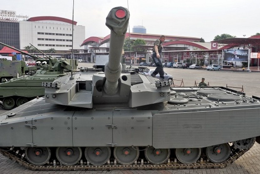  Seorang teknisi berada di atas Main Battle Tank (MBT) Leopard yang akan dipamerkan di Indo Defence 2012 di Jakarta Internasional Expo, Kemayoran, Jakarta, Senin (5/11).
