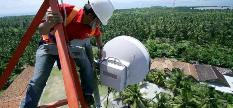 Seorang teknisi sedang melakukan maintenance berkala di Base Tranceiver Stations (BTS) Solar Cell Telkomsel di Pulau Panjang – Serang. 