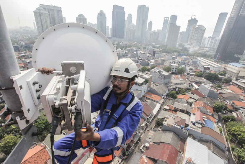Seorang teknisi XL Axiata sedang melakukan pemeliharaan perangkat BTS (Base Transceiver Station) di sebuah tower yang berada di bilangan Bendungan Hilir, Jakarta Selatan, Jumat (13/7). 