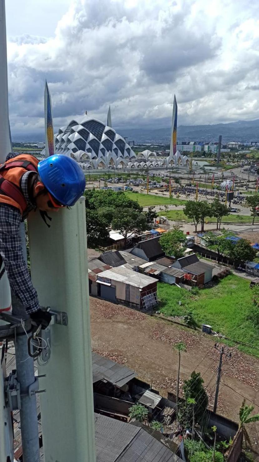 Seorang teknisi XL Axiata sedang melakukan pemeliharaan perangkat BTS (Base Transceiver Station) di sebuah tower seputaran Masjid Raya Al-Jabbar, Kota Bandung