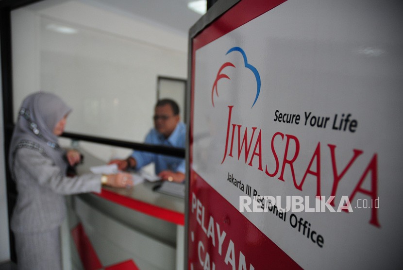 Seorang teller melayani nasabah di kantor pelayanan Jiwasraya. Pemerintah didorong untuk segera melakukan langkah cepat dan konkret dalam menyelesaikan kasus Jiwasraya.