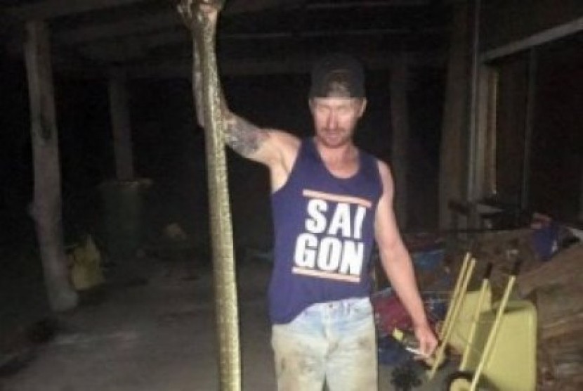 Seorang teman keluarga membunuh ular sepanjang 3 meter ini setelah sang ular ditarik dari tubuh Tyler. 