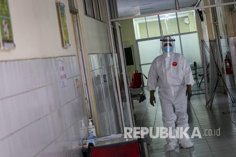 Seorang tenaga kesehatan dengan pakaian pelindung diri lengkap berjalan di ruangan pemeriksaan COVID-19 di rumah sakit rujukan COVID-19 RSUD Kabupaten Tangerang, Banten. (ilustrasi)