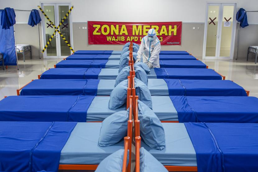 Seorang tenaga kesehatan menata tempat tidur di ruang isolasi di Rumah Sakit Darurat Pangkalan Marinir Jakarta