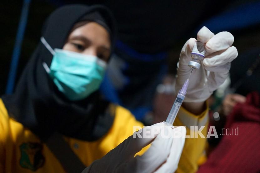 Seorang tenaga kesehatan menyiapkan vaksin COVID-19 di Lapangan Taruna Remaja, Kota Gorontalo, Gorontalo, Sabtu (9/4/2022). (Ilustrasi)