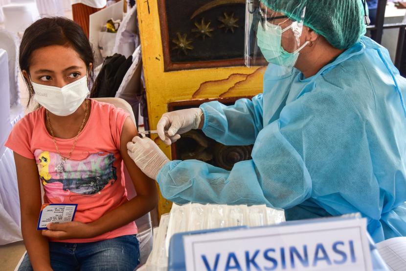 Seorang tenaga kesehatan menyuntik vaksin COVID-19 kepada anak saat vaksinasi massa di Lapangan Merdeka, Kota Ambon, Maluku, Senin (4/10/2021). Ambon Siagakan Tempat Karantina Terpusat