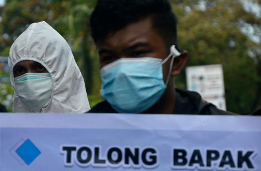 Seorang tenaga kesehatan rumah sakit Faisal memakai baju hazmat saat melakukan aksi unjuk rasa di Makassar, Sulawesi Selatan, Kamis (2/7/2020). Dalam aksinya mereka meminta pihak rumah sakit agar membayarkan intensif sepenuhnya kepada 157 tenaga kesehatan yang dirumahkan akibat dampak pandemi COVID-19.