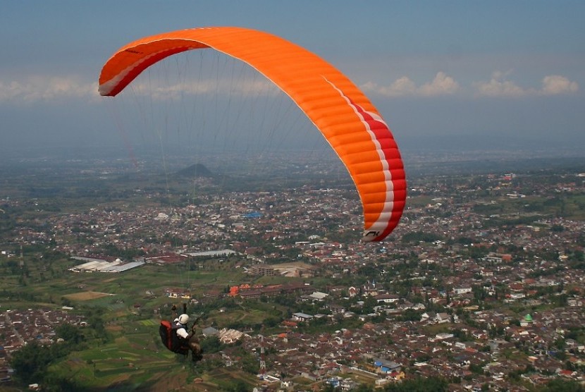 Seorang tengah bermain Paragliding di Kawasan Wisata Gunung Banyak, Kota Batu, Jawa Timur